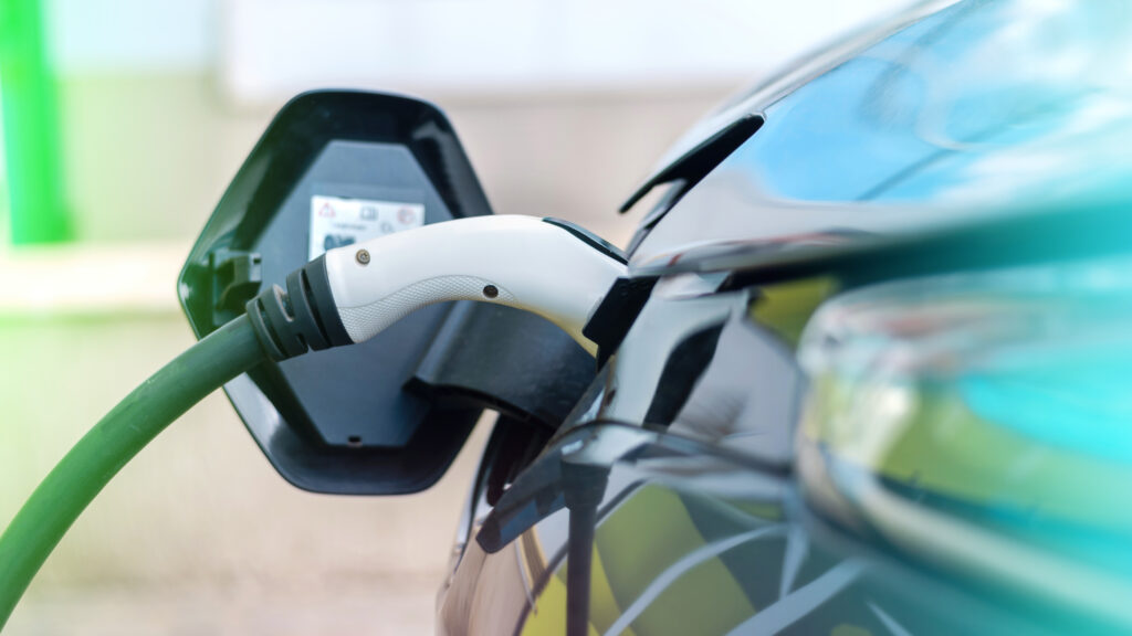 Une voiture électrique branchée à une borne de recharge