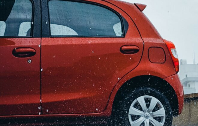 voiture sous la pluie