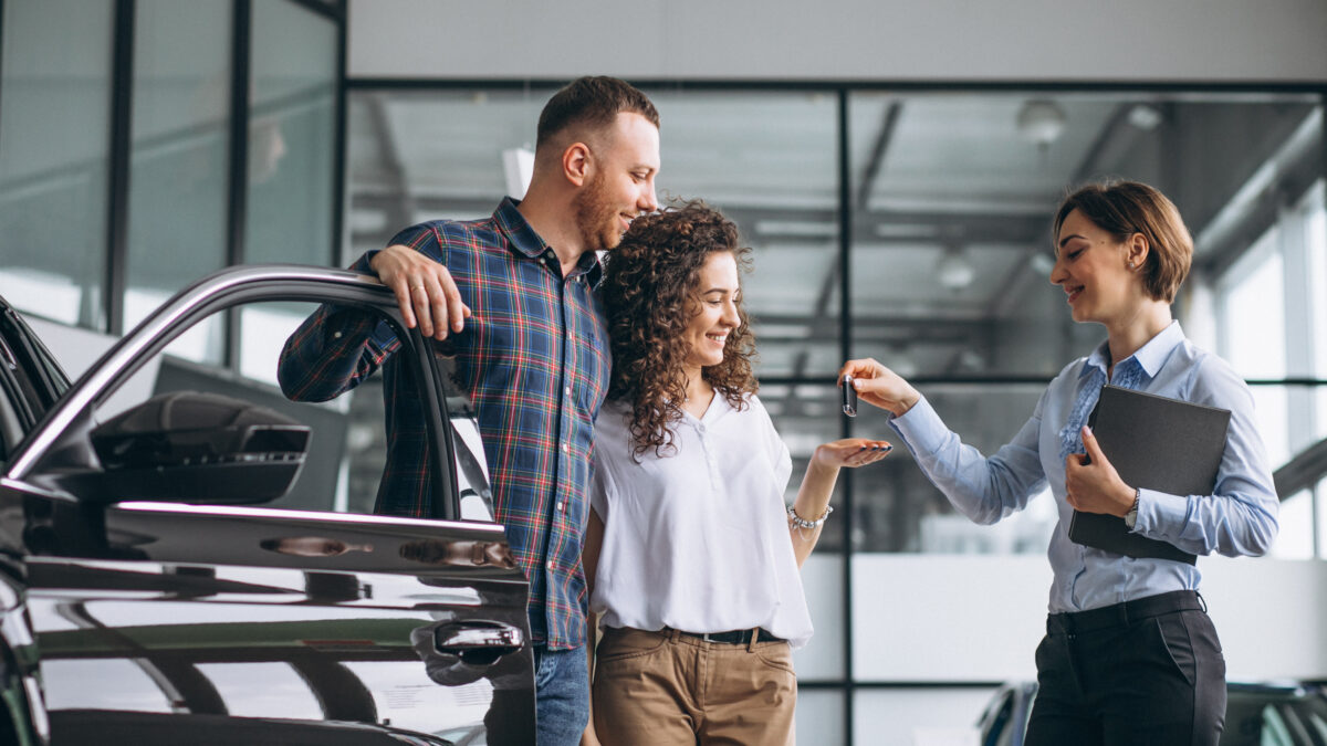 Un couple acquérant une voiture chez un concessionnaire