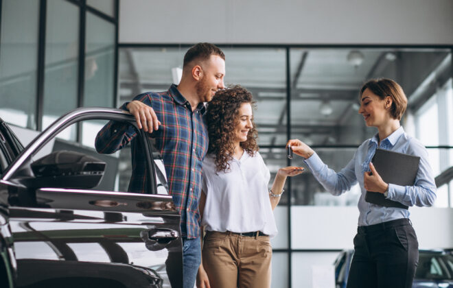 Un couple acquérant une voiture chez un concessionnaire