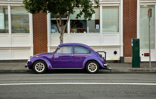 voiture violette garée sur le coté