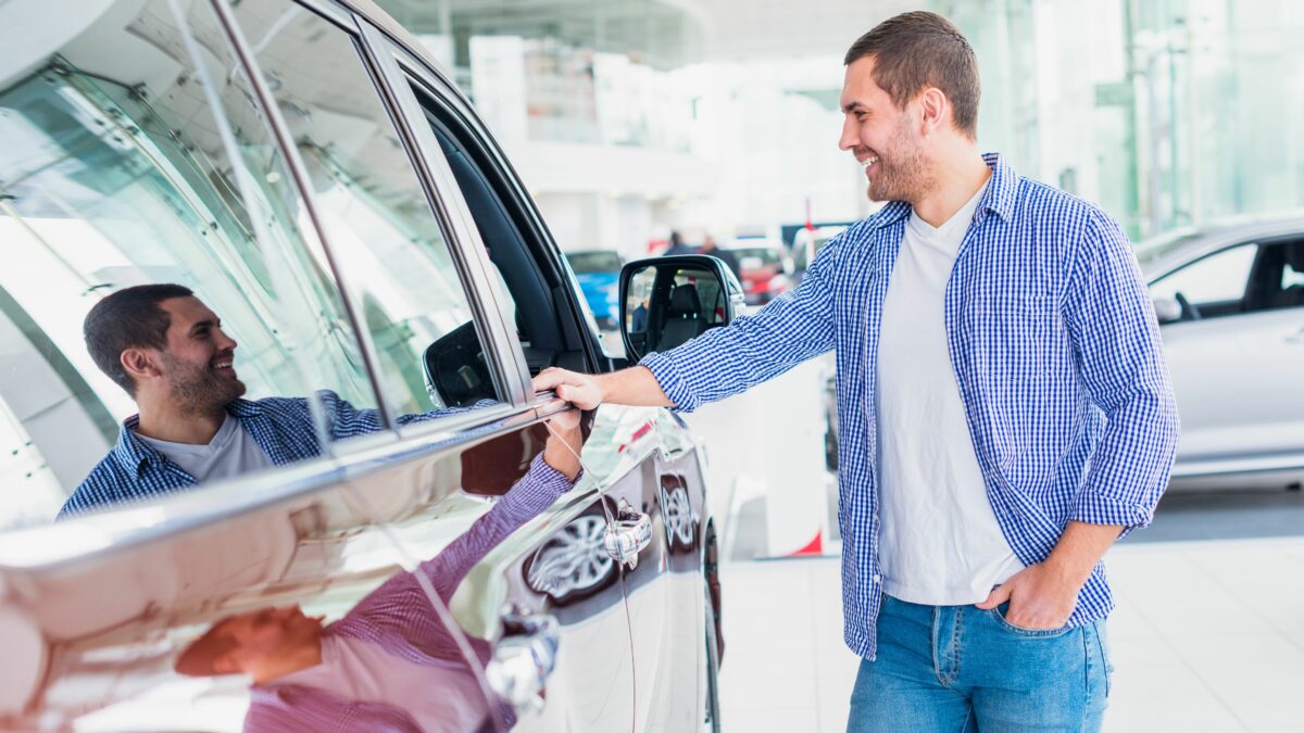 Un homme achète une voiture