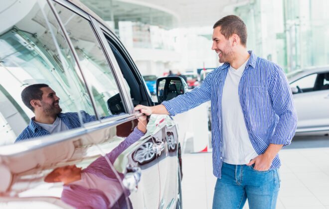 Un homme achète une voiture