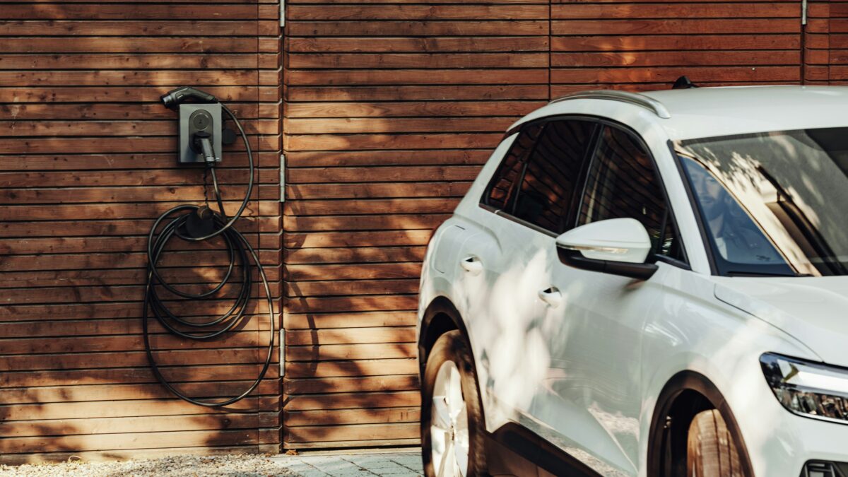 voiture électrique et borne de recharge murale