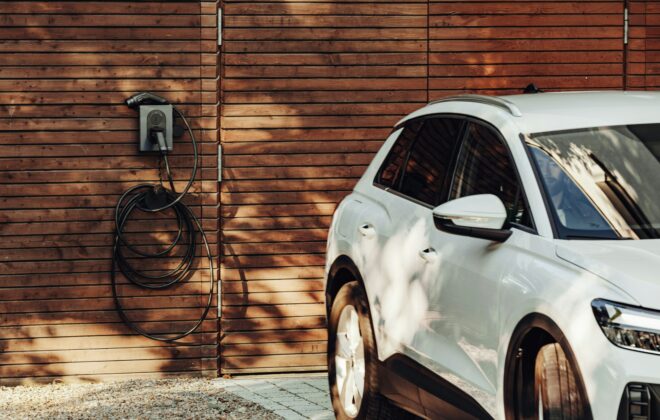 voiture électrique et borne de recharge murale